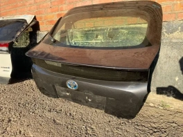 Оригинальная крышка багажника Toyota Prius 4 XW50 2015-2023 OEM 67005-47430 перед отправкой клиенту