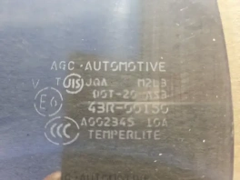 Стекло двери Mitsubishi ASX GA 2010-2023 OEM 5736A679 на фоне стенда