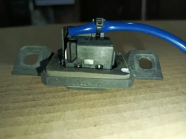 Кнопка открывания багажника Toyota Camry 70 XV70 2017-2023 OEM 8494533040 на светлом фоне