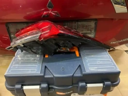 Фонарь задний правый в крыло Toyota Corolla E210 OEM 81551-02D11 на тёмном фоне