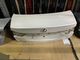 Оригинальная Крышка багажника Lexus GS 4 2020- 64401-30C92 вид спереди