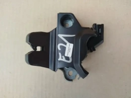 Замок багажника Toyota Corolla E210 64600-02071 на фоне седана