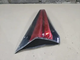 Оригинальный левый фонарь в крышку багажника Toyota RAV4 40 рестайлинг OEM 81560-0R020 с автомобиля 2016 года