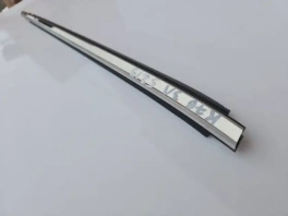 Оригинальная бархотка задней левой двери Toyota Camry 70 XV70 OEM 67871-06020 крупным планом
