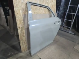 Задняя левая дверь Киа К5 DL3 OEM 77003L2000 на фоне стеллажа