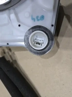 Замок двери Toyota C-HR 69065-F4030 на сером фоне