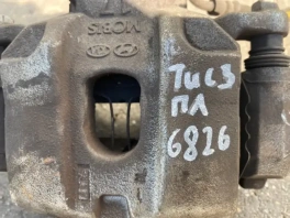 Суппорт тормозной передний левый 58101-D3300 Hyundai Tucson TL 2015-2021 на фоне склада — оригинал в наличии
