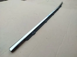Оригинальная бархотка задней левой двери Хендай Санта Фе 4 TM (OEM 83210-S1000) крупным планом