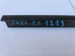 Бархотка передней правой двери Nissan Juke F15 с оригинальным номером 808201KA0A