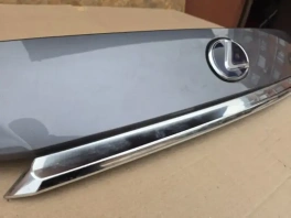 Накладка двери багажника Lexus RX 4 2015-2022 OEM 76801-48440 в хорошем состоянии без коррозии вид спереди