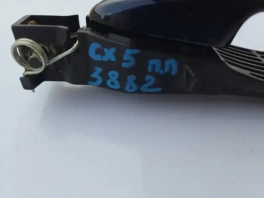 Качественная передняя правая ручка двери Mazda CX-5 1 KE (OEM: KD53-58-41XA12) на белом фоне