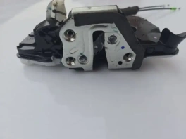 Замок двери Toyota Corolla E210 69040-02491 передний левый на светлом фоне