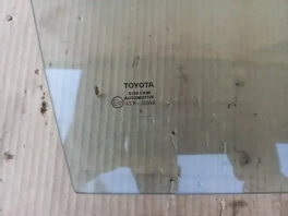 Стекло двери toyota corolla e210  2020- перед. прав.