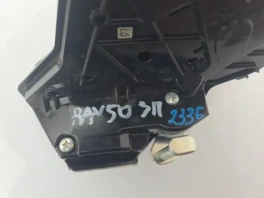 Замок двери toyota rav4 50 xa50 2018- задн. прав.