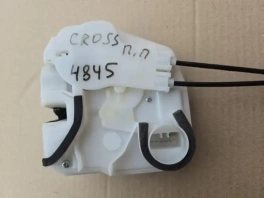 Замок двери правый передний Mitsubishi Eclipse Cross GK OEM 5715A726 в отличном состоянии на белом фоне