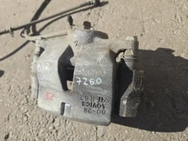 Тормозной суппорт перед правый для Toyota Corolla Cross 2020- OEM 47750-02600 на фоне контрактных запчастей