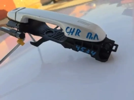 оригинальная ручка двери Toyota C-HR передняя левая 69210-F4010 крупным планом