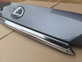 Накладка двери багажника Lexus RX 4 2015-2022 OEM 76801-48440 в хорошем состоянии без коррозии вид спереди
