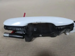 Задняя левая ручка двери Toyota Corolla E210 OEM 7499612С80 с хромированной накладкой в отличном состоянии на складе Санкт-Петербург