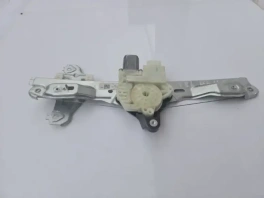 Автоматический стеклоподъемник Nissan Qashqai J11 (2013–2021) задний правый 82700HV00C на фоне стеллажа