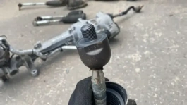 Рулевая тяга Toyota Camry 70 XV70 2017-2023 OEM 45503-06040 — деталь на белом фоне