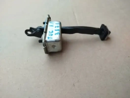 Ограничитель двери задний левый Хендай Туссан TL (2015—2021) OEM 79480-D3000 — деталь на светлом фоне, видны фиксаторы и трос