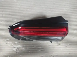 Фонарь в крышку багажника Toyota RAV4 50 XA50 правый 2018- OEM 81560-0R030 общий вид лицевой панели
