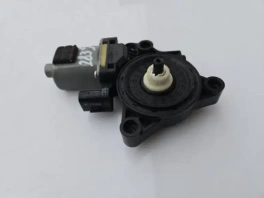 Мотор стеклоподъемника Хендай Туссан TL 2015-2021 передний правый OEM 82460-D3000 на светлом фоне
