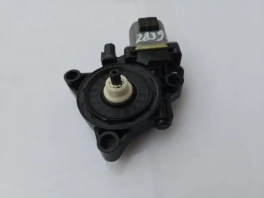 Мотор стеклоподъемника Хендай Туссан TL 2015-2021 передний правый OEM 82460-D3000 на светлом фоне