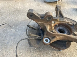 Поворотный кулак передний правый Mitsubishi Outlander 3 GF с OEM-номером MR512790 общий вид
