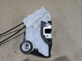 Замок двери Toyota Prius 4 XW50 передний левый 295100-5902 крупным планом на рабочем столе мастера