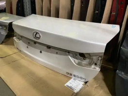 Оригинальная Крышка багажника Lexus GS 4 2020- 64401-30C92 вид спереди