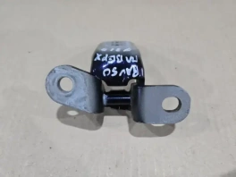 Петля двери верхняя Toyota RAV4 50 XA50 2018- (передняя левая) OEM 68601-42010 на тёмном фоне