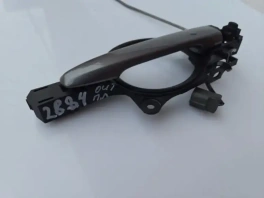 Ручка двери передняя левая Mitsubishi Outlander 3 GF OEM 5716A013 на фоне авторазбора