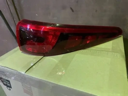 Задний правый фонарь в крыло Kia Sportage QL OEM 92402-D9010 установка на авто