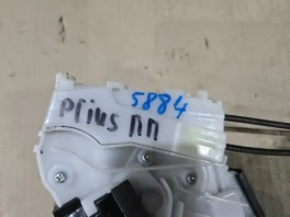 Замок правой передней двери Toyota Prius 4 XW50 (69050-06071) — лицевая сторона, снят с авторазбора