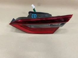 Задний правый фонарь в крышку багажника Toyota Camry 70 XV70 81650-06H10 в наличии на авторазборе